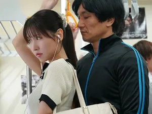 Bạn trai ra ngoài, cô gái bị nhân viên quán lén lút gạ địt